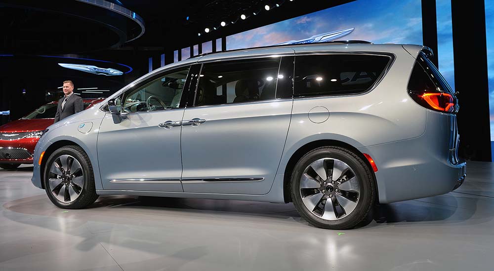 chrysler pacifica hibrido enchufable detroit-lateral