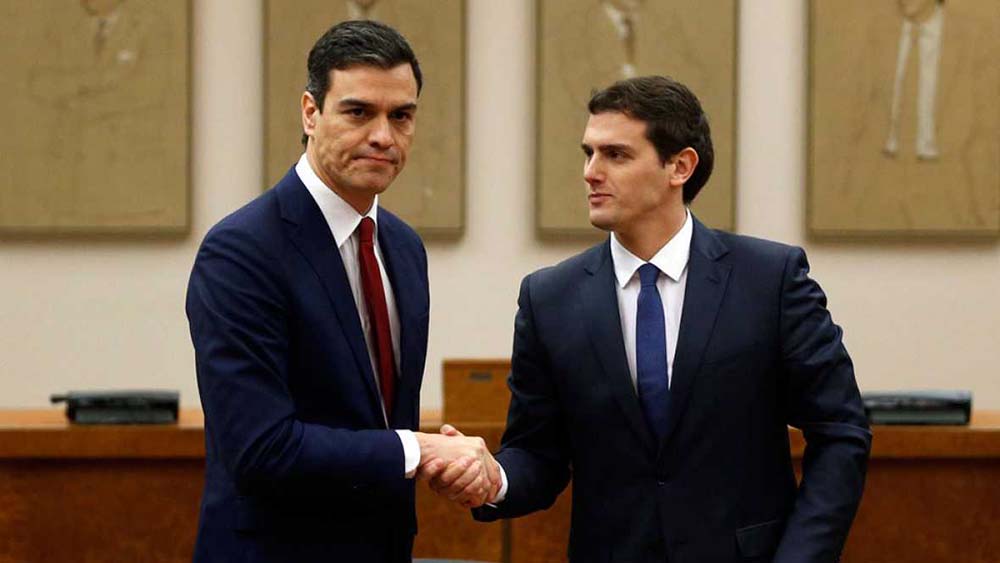 Firma del pacto entre Pedro Sánchez y Albert Rivera