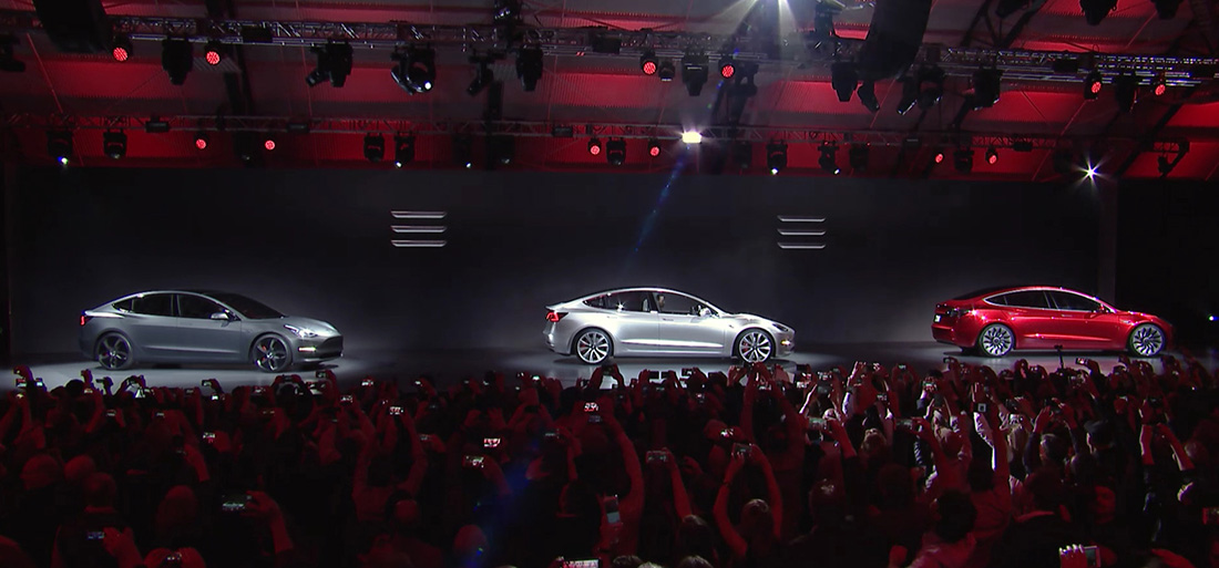 Tweets de Elon Musk anunciando la tercera parte de la presentación del Tesla Model 3