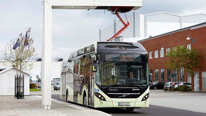 Autobús Volvo recargando en una estación OppCharge de ABB