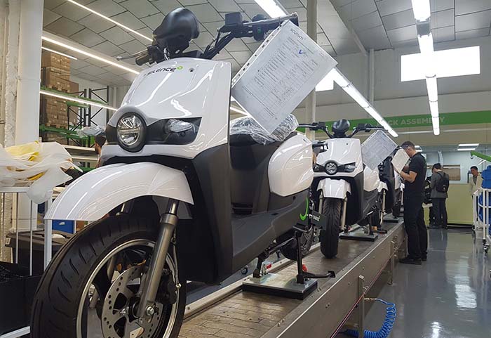 Línea de producción de scooters Silence en la nueva fábrica de baterías de Scutum