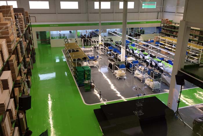 Vista de la sala de producción desde sl showroom de la nueva fábrica de Scutum