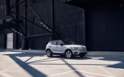 Volvo XC40 Recharge P8 AWD in Glacier Silver,