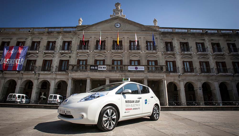 Taxi eléctrico cedido por Nissan en Vitoria-Gasteiz