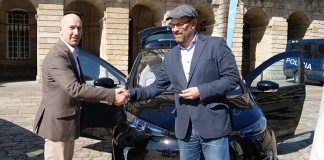 El director del vehículo eléctrico Renault Iberia, Luis Valerio y el alcalde de Santiago de Compostela Martiño Noriega