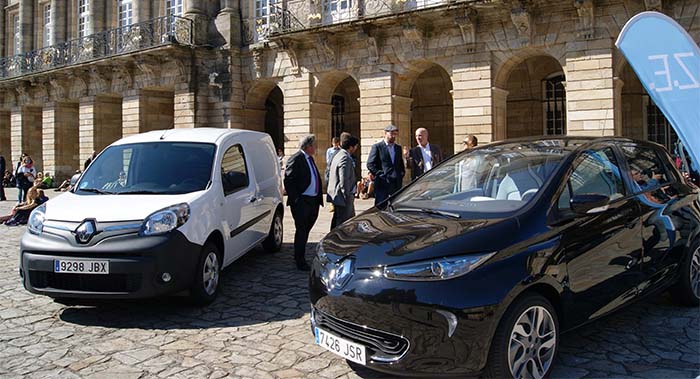 Los dos vehículos eléctricos de Santiago de Compostela cedidos por Renault