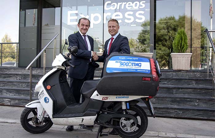 Manuel Molins, director general de Correos Express (izquierda) y Robain de Jong, CEO de EcoScooting (derecha).