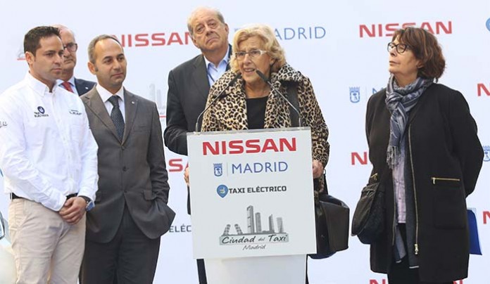 Manuela Carmena, alcaldesa de Madrid en la entrega de los 25 nuevos taxis eléctricos en Madrid