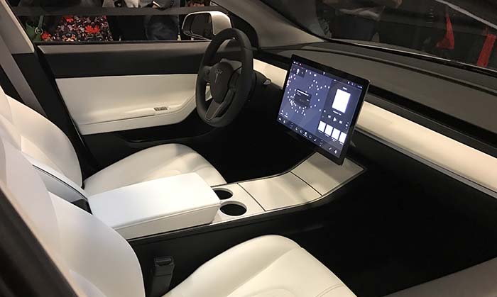 Ultima imagen del interior del Model 3. Pocas diferencias con las que vimos en su presentación