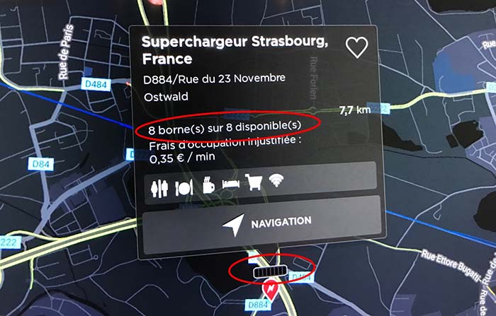 Información sobre la ocupación de los supercargadores en la pantalla de un Tesla (modo nocturno)