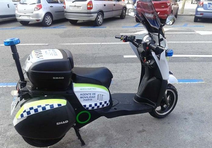 Los agentes de movilidad de Madrid en moto eléctrica Scutum Silence S02