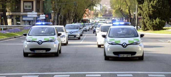 Los dos Renault Zoe que formaban parte de la flota municipal durante la III Marcha del VE de Madrid-Foto 5 días