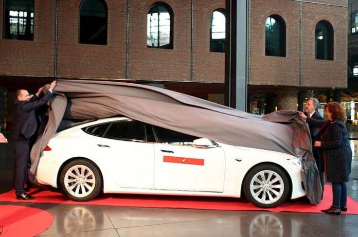 Bilbao presenta el primer Model S taxi de España