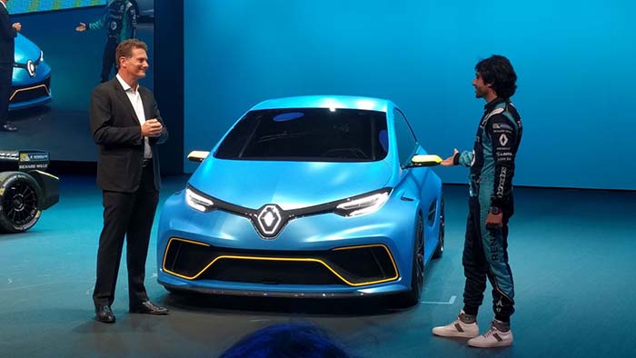 Gilles Normand, vicepresidente senior de vehículos eléctricos de Renault junto al ZOE e-Sport Concept