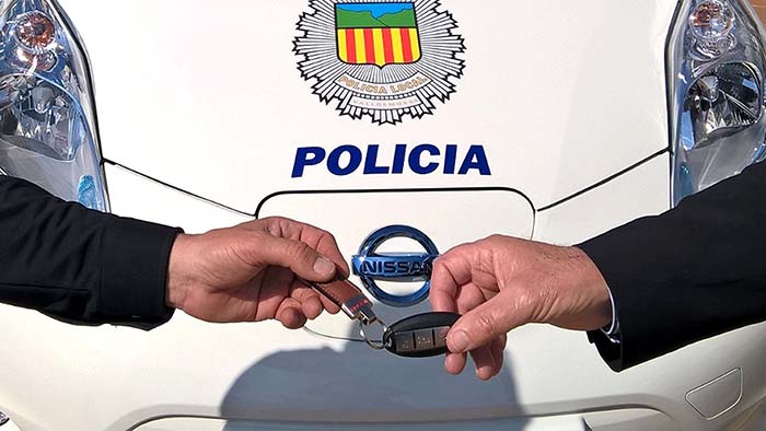 Entrega de las llaves del Nissan Leaf policía por parte de Nigorra Baleares