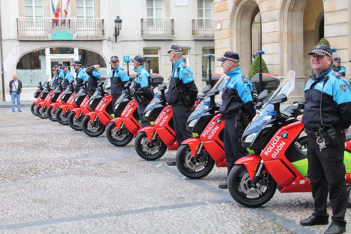 La flota de 10 BMW C Evolution de la Policía Local de Gijón
