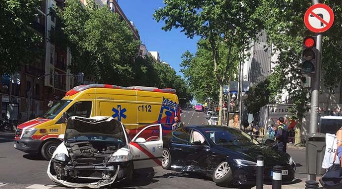 Accidente entre un taxi y un Tesla Model S de Uber en madrid. Foto Twitter @macclasky