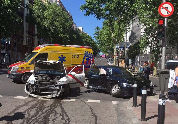 Accidente entre un taxi y un Tesla Model S de Uber en madrid. Foto Twitter @macclasky