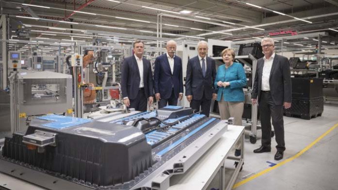 Angela Merkel pone la primera piedra de la fábrica de baterías de Daimler