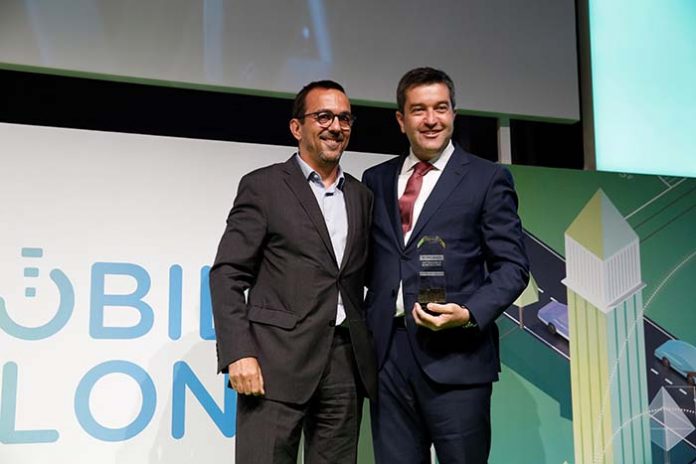 Javier Piris recogiendo el premio Be Connect al sistema de movilidad inteligente de Nissan
