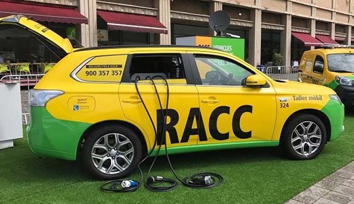 Coche taller del RACC para recarga de vehículos eléctricos - Mitsubishi Outlander PHEV