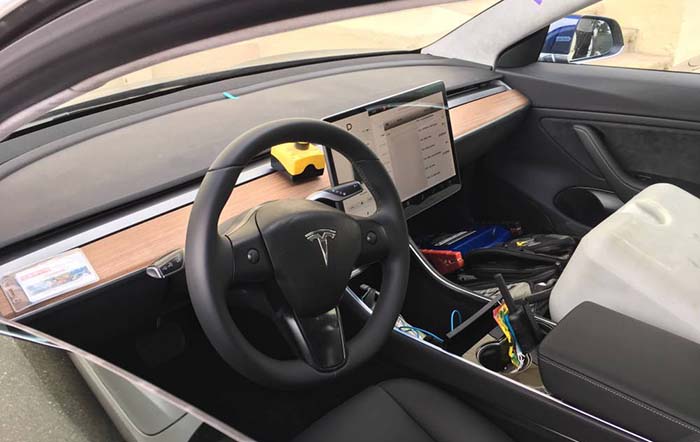 Interior del Tesla Model 3. Puesto de conducción