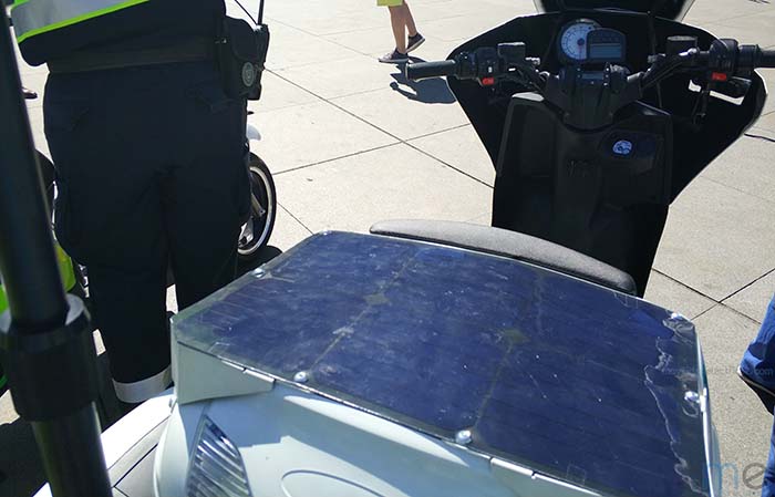 Las motos incorporan un panel solar sobre el cofre
