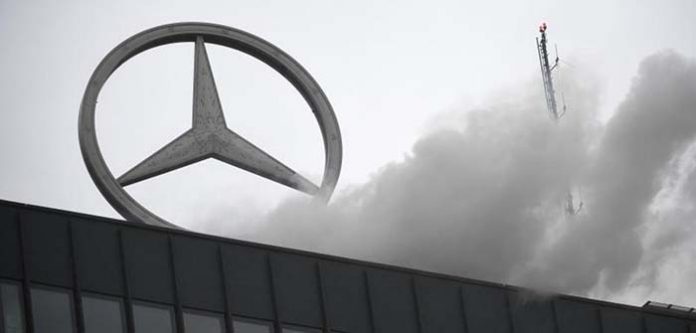 Daimler acusado de vender coches con emisiones excesivas