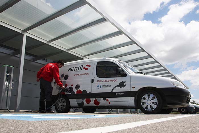 PortAventura estrena su primera furgoneta eléctrica
