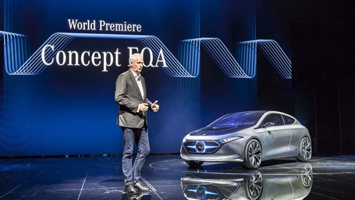 Dieter Zetsche, Presidente de la Junta Directiva de Daimler, presenta el EQA Concept en Frankfurt