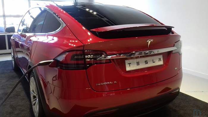 Model X en el nuevo centro de servicio de Tesla en L´Hospitalet