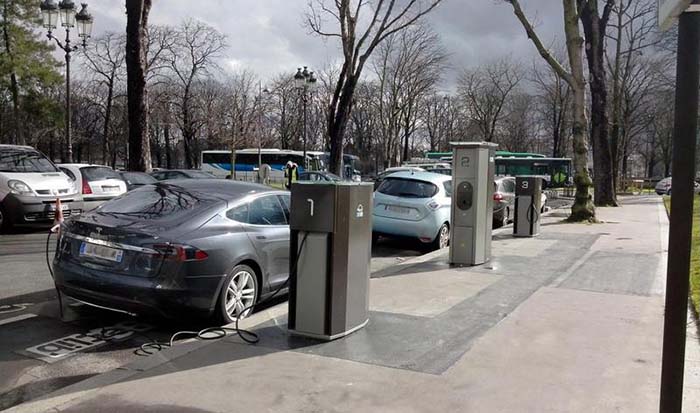 Recarga de coches eléctricos en las calles de París