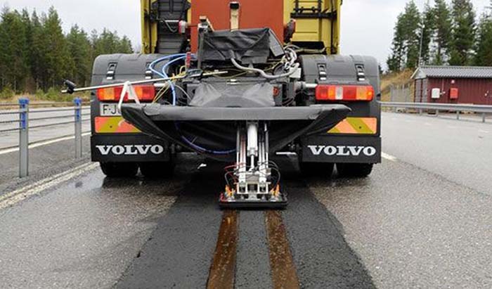Camión eléctrico de Volvo con patín alimentador APS