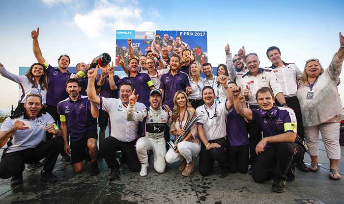El equipo DS VIRGIN RACING celebrando victoria de Sam Bird en el Hong Kong e-Prix (carrera sábado 2-12)