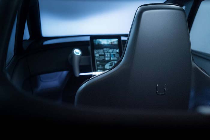 En su interior el manejo del vehículo podrá realizarse utilizando un volante tradicional o mediante un doble joystick