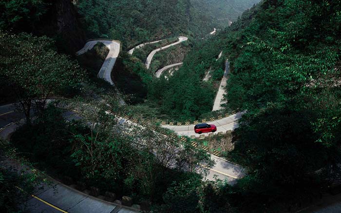 El Range Rover Sport PHEV en la montaña de Tianmen, conocida como la carretera del dragón