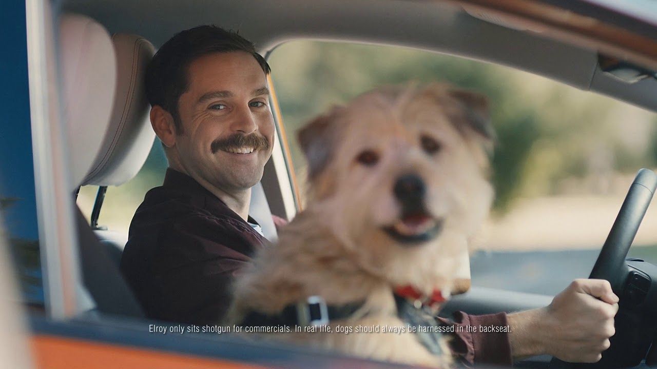 De la Edad de Piedra al vehículo eléctrico actual, una simpática iniciativa publicitaria de Electrify America