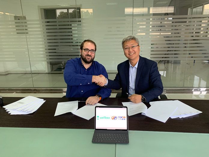 Enric Asuncion, CEO Wallbox y Guo Hongguang, Changchun Fawsn, Vice General Manager Wallbox y Changchun FAWSN. Firma del acuerdo