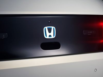Emblema para los modelos electrificados de Honda