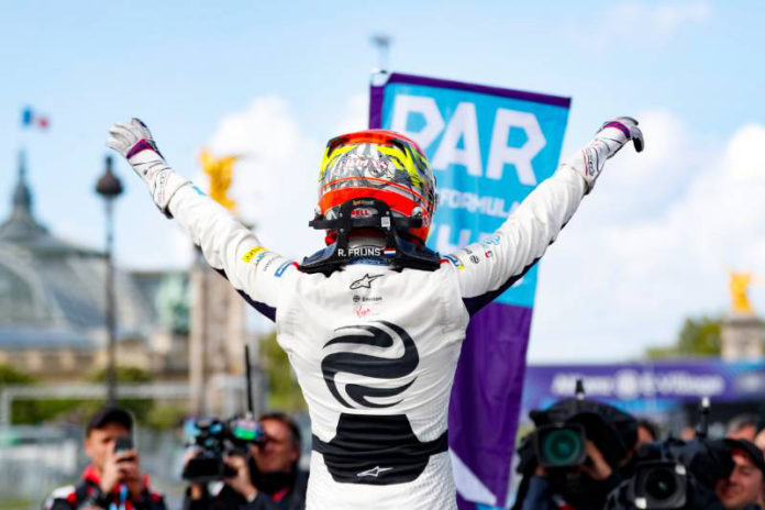 Robin Frijns (NLD), Envision Virgin Racing, Audi e-tron FE05, gana la octava carrera por las calles de París.