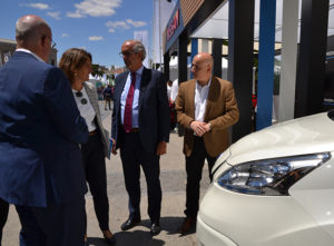 Teresa Ribera y directivos de Nissan en VEM 2019