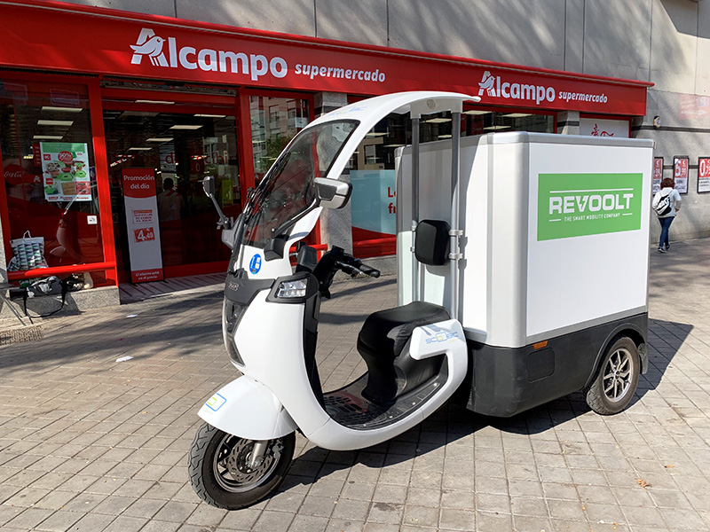 Scoobic Light, el triciclo eléctrico de carga con cajón de frío activo que utiliza Revoolt en su flota.
