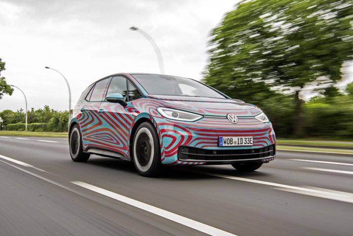 La versión oficialque conocemos del Volkswagen ID.3 es todavía la que viste el camuflaje.