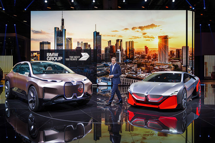 Oliver Zipse, CEO de BMW, explica la visión de futuro del BMW durante el IAA de Frankfurt.