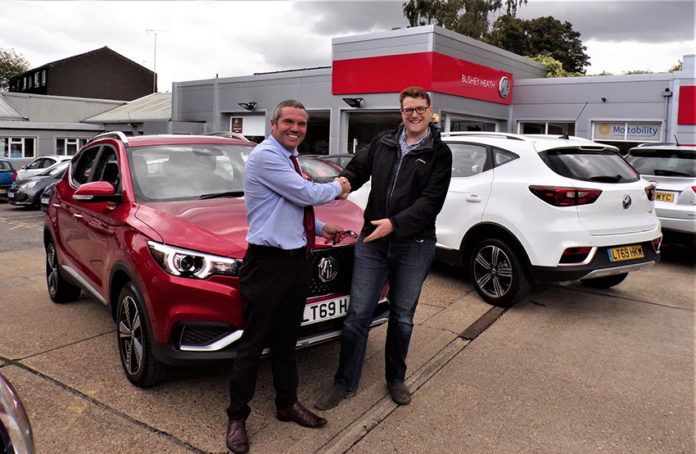 Entrega en Gran Bretaña del primer eléctrico de MG, el ZS EV.