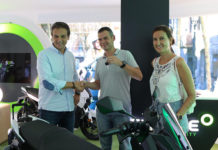 Carlos Sotelo, CEO de Silence, entrega las primeras unidades de su scooter eléctrico S01.
