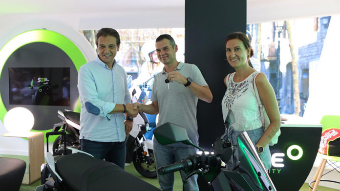Carlos Sotelo, CEO de Silence, entrega las primeras unidades de su scooter eléctrico S01.
