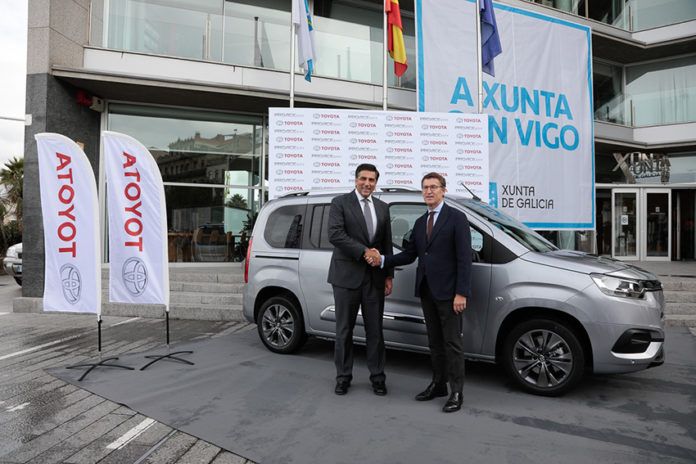 Miguel Carsi, presidente de Toyota España, ha presentado al presidente de la Xunta de Galicia, Alberto Núñez Feijóo, la unidad de pre-producción del PROACE CITY.