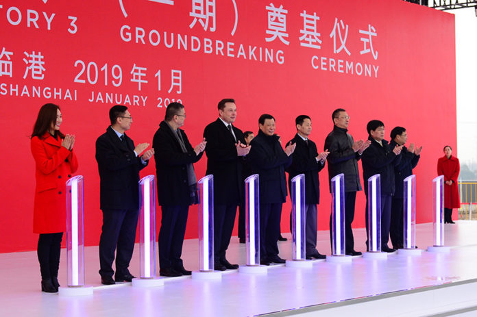 Anuncio de la nueva fábrica de Tesla en un evento en Shanghai.