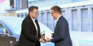 Elon Musk, CEO de Tesla, recoge el premio al mejor sedán de tamaño medio, el Golden Steering Wheel Award, otorgado al Model 3
